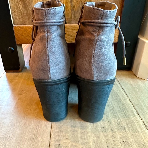 Adorable suede ankle boot with strappy detailing size 10 EUC - Picture 4 of 7